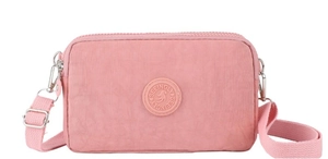 Dettaglio borsa a tracolla rosa in nylon per cellulare con cinturino regolabile e logo