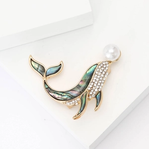Broche baleine dorée avec nacre d'abalone colorée, strass brillants et détail perle