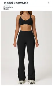 Detalle del conjunto de yoga con sujetador deportivo de cuello en U y leggings de campana negros
