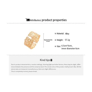 Vue détaillée montrant les dimensions et le poids du bracelet manchette à fleurs dorées