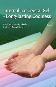 Primer plano de la esterilla de gel refrescante arcoíris para mascotas y su suavidad
