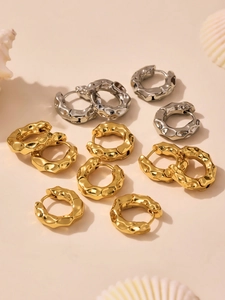 Boucles d'oreilles rivets avec texture martelée en finitions or et argent poli