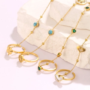 Goldenes Ring-Armband-Set aus Edelstahl mit Kleeblatt-, Lebensbaum- und Türkis-Anhängern