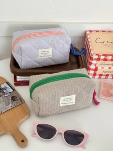 Quilted checkerboard cosmetic bags in pink-blue and pink-green with stylish cotton finish