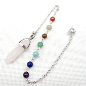 Roze kwarts zeshoekige prisma pendel met 7 chakra kralen aan een zilveren ketting