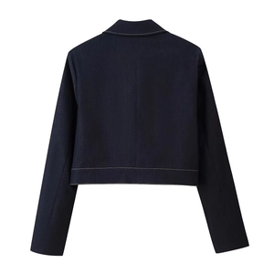 Veste courte bleu marine avec surpiqûres contrastées, vue arrière à plat sur fond blanc