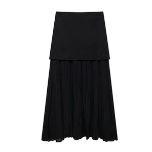 Ensemble gilet en maille noir et jupe midi plissée pour femme sur fond blanc épuré
