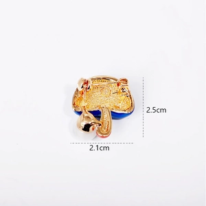 Detailansicht der Rückseite der Emaille-Pilzbrosche mit Maßen von 2,1 cm x 2,5 cm auf Goldbasis