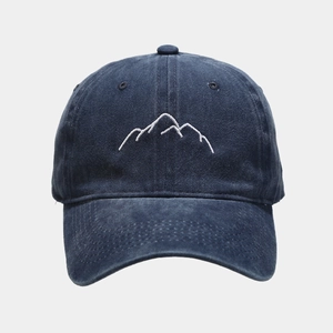Detailaufnahme der Bergstickerei auf einer gewaschenen Vintage-Baseballkappe in Navy