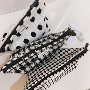 Lot de 3 trousses à maquillage noires et blanches en tweed, velours et motifs étoilés
