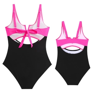 Maillots de bain mère-fille assortis avec haut rose fluo et nœud au dos sur le noir