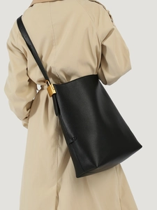 Große schwarze Hobo-Tasche aus Leder mit Litschimuster und Goldschloss am Modell