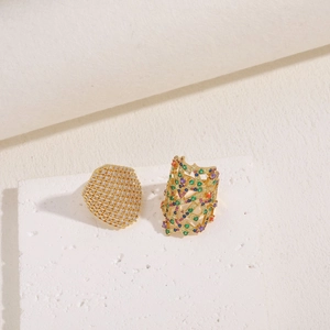 Anelli geometrici placcati oro 14K con zirconi colorati su base in pietra bianca