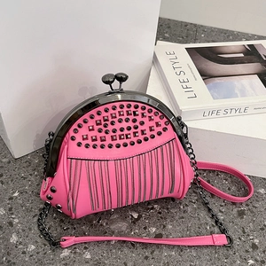 Nietenbesetzte PU Leder Muschel Umhängetasche Mit Metallketten Quaste Retro Punk Kussverschluss Handtasche Für Damen