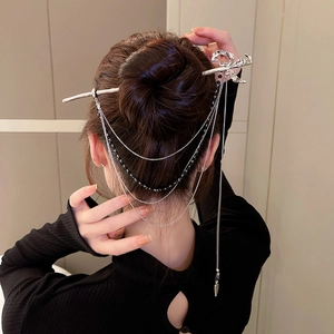 Pic à cheveux argenté avec pompons, perles noires et chaînes pour coiffure élégante