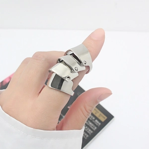 Punk style silver armored knuckle ring with four-segment flexible linkage for fingers