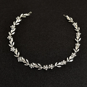 Détail du bandeau de mariée argenté avec fleurs en cristal et perles sur fond noir