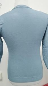 Rückansicht eines hellblauen V-Ausschnitt Strickpullovers auf einer Schaufensterpuppe mit Textur