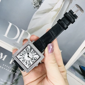 Primer plano del reloj cuadrado de lujo con diamantes y correa de cuero negro