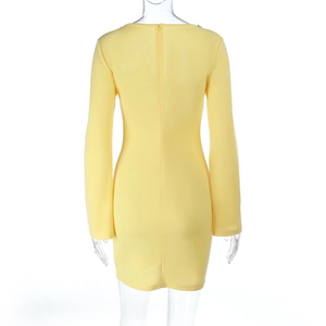 Détail du dos de la robe jaune à manches longues avec des accents de strass scintillants