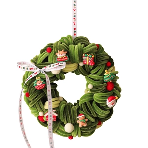 Ghirlanda natalizia verde fatta a mano con ciondoli e nastro Merry Christmas