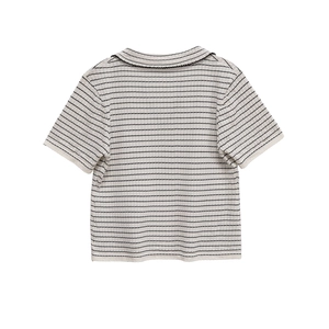 Polo en maille à manches courtes avec rayures blanches et noires et texture gaufrée