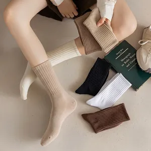 Chaussettes tricotées pour femmes aux tons terre avec texture à côtes verticales