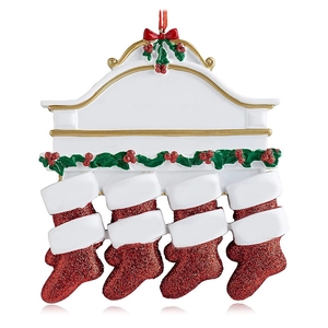 DIY Harz-Weihnachtsschmuck mit vier roten Glitzersocken und weißen Namensschildern zum Basteln