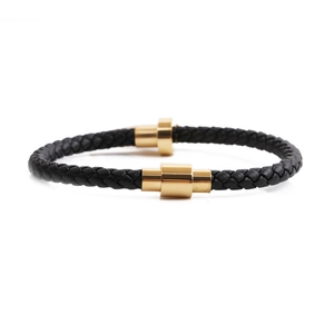Brazalete de acero de titanio para hombre con números romanos y cuero trenzado negro y oro