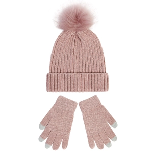 Detailansicht von rosa Chenille-Strickmütze mit Pompon und Touchscreen-Handschuhen
