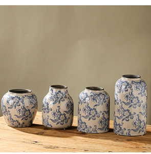 Detailansicht von vier blauen und weißen Keramikvasen im Vintage-Stil mit Eisglasur