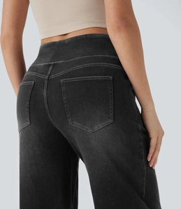 Nahaufnahme der dunkelgrauen High-Waist-Jeans mit Fokus auf Gesäßtasche und Nähten