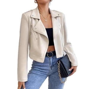 Détail du blouson moto blanc cassé avec fermeture éclair diagonale et boutons en métal