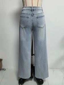 Detailansicht der Gesäßtaschen und hellblauen Denim-Textur einer Jeans mit geradem Bein