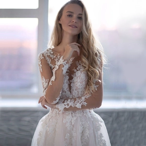 Robe de mariée élégante en dentelle blanche avec manches longues et broderies florales de style A