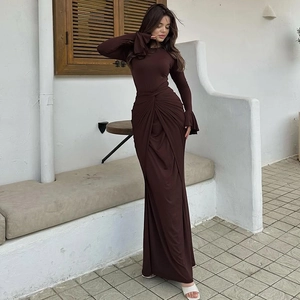 Détail de la robe marron foncé montrant le nœud à la taille et les plis du tissu soyeux