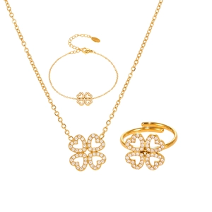 Set gioielli quadrifoglio dorato con zirconi brillanti su collana, bracciale e anello