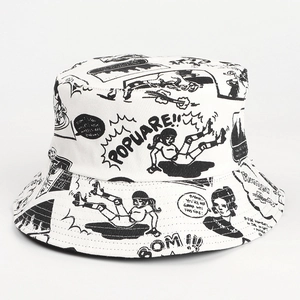 Détail du chapeau bob en toile blanche avec motifs graphiques de bandes dessinées