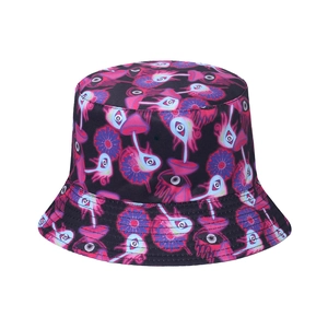 Détail d'un bob réversible avec motifs de champignons psychédéliques et géométriques