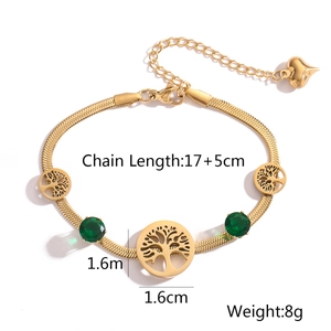 Detailansicht des goldenen Lebensbaum-Armbands mit grünen Steinen und Herzanhänger