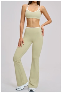 Dettaglio completo di set yoga verde chiaro con leggings a campana e bordi bianchi