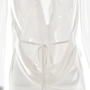 Détail de la robe de soirée blanche avec dos nu à lacets et drapé fluide du tissu élégant