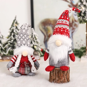 Zwei nordische Weihnachtsgnome mit Karomuster und hohen Hüten für die festliche Deko