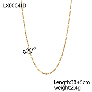 Macro shot of 38+5cm gold chain necklace detail with dimensions and weight data