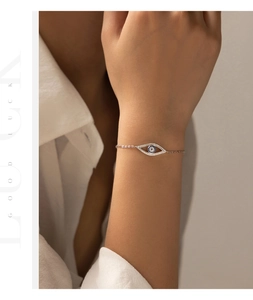 Gros plan détaillé du bracelet œil protecteur en argent S925 avec pierres bleues et blanches