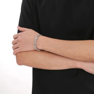 Gros plan d'un bracelet de motard pour homme en acier inoxydable argenté avec motif diagonal