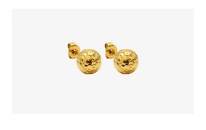 Détail de boucles d'oreilles boules dorées avec texture martelée sur fond blanc immaculé