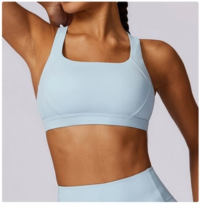 Dettaglio del reggiseno sportivo azzurro con scollo quadrato e spalline larghe