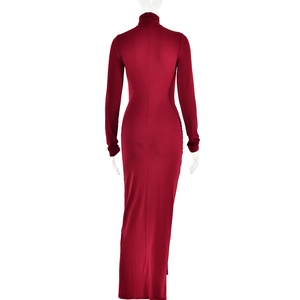 Détail de la robe moulante rouge à col montant avec fermeture éclair invisible au dos