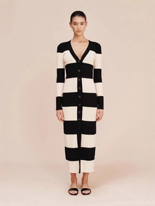 Robe longue en maille rayée noire et beige ajustée avec col en V et boutons avant